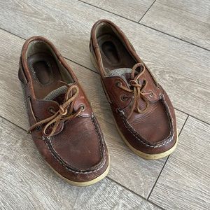 Ladies Sperry brown leather boat shoe.